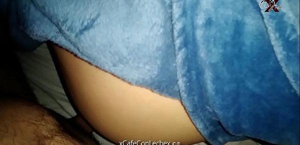  Me follo a mi prima mientras duerme... se despierta mientras le doy por su CULO y lo disfruta GIME de placer! ... ANAL...POV ... cámara oculta